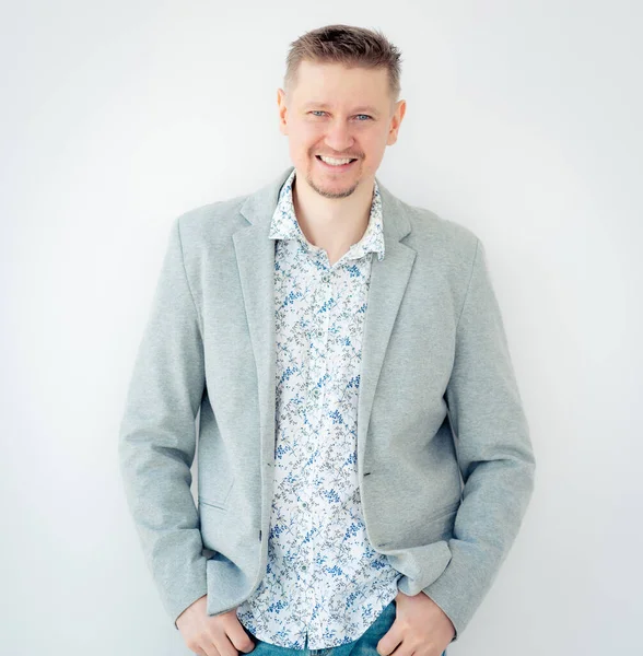Glimlachende man in hemd en jasje — Stockfoto