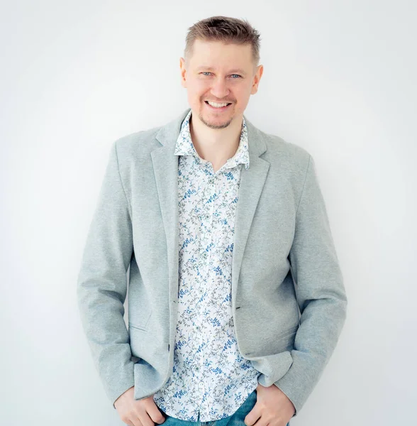 Sorrindo cara na camisa e casaco — Fotografia de Stock