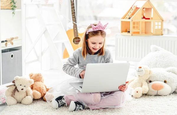 Feliz niña usando la computadora — Foto de Stock