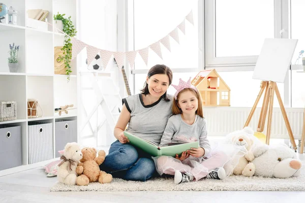 Bela mãe e filha livro de leitura — Fotografia de Stock