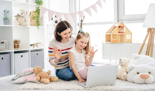 Chica con madre haciendo videollamadas — Foto de Stock