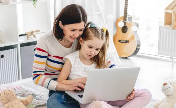 Madre con hija jugando en el ordenador — Foto de Stock