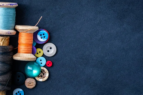 Kalp düğmelerden ve makaralardan yapılmıştır.