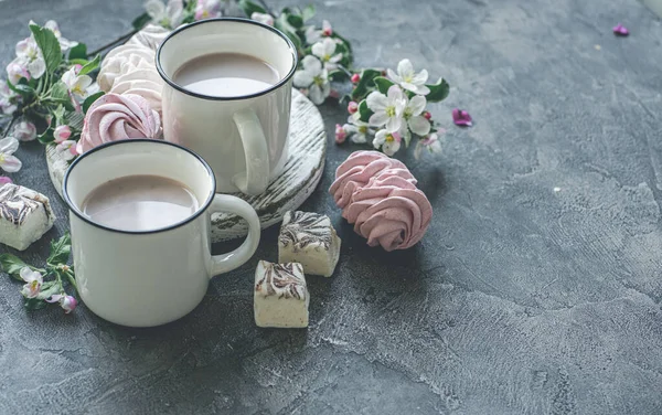 Délicieux zéphyr et tasses au cacao — Photo