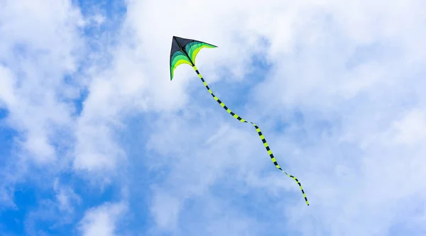 Bunte Drachen fliegen am Himmel Hintergrund — Stockfoto