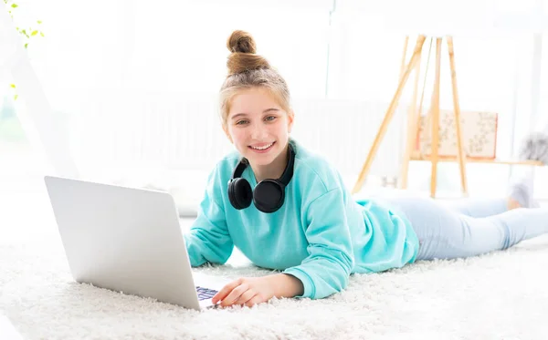 Menina adolescente bonito usando laptop — Fotografia de Stock