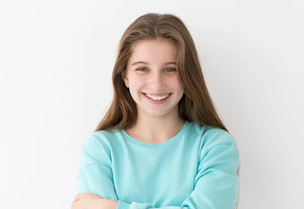 Leende tonåring flicka med löst hår — Stockfoto