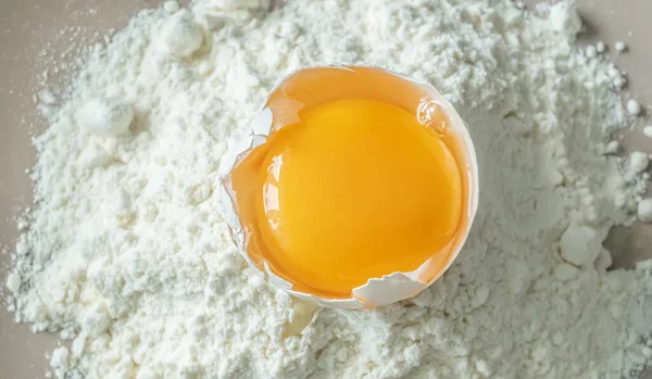 Kırık çiğ tavuk yumurtası