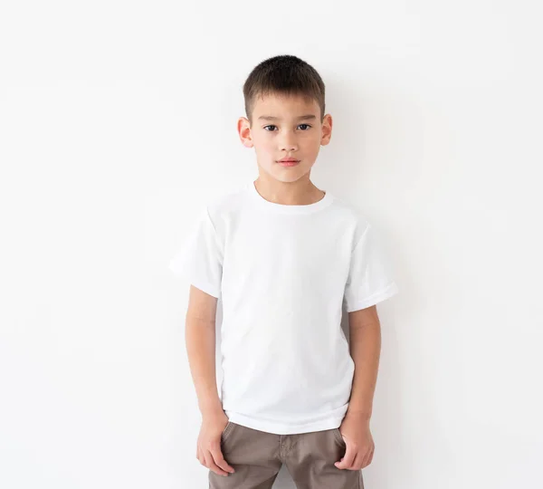 Χαριτωμένο αγοράκι που φοράει λευκό μπλουζάκι. — Φωτογραφία Αρχείου