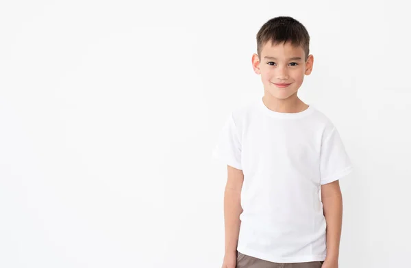 Bonito menino vestindo camiseta em branco — Fotografia de Stock