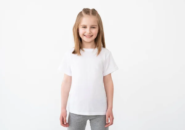 Petite fille souriante en t-shirt blanc — Photo