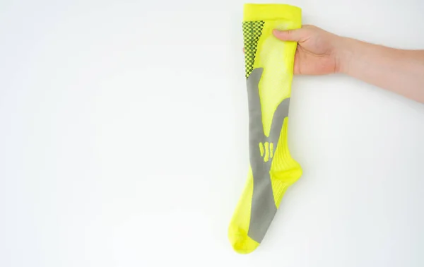 Chaussette de sport jaune pour courir à la main — Photo