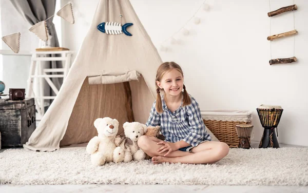 Щаслива маленька дівчинка грає з ведмедями — стокове фото