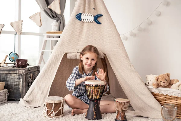 Liten trummis flicka spelar på djembe — Stockfoto