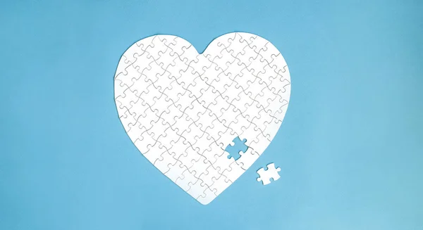 Puzzle bianco a forma di cuore — Foto Stock