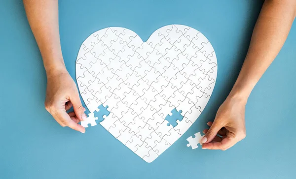 Puzzle bianco a forma di cuore — Foto Stock