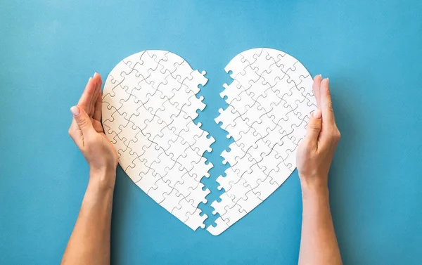 Puzzle bianco a forma di cuore — Foto Stock