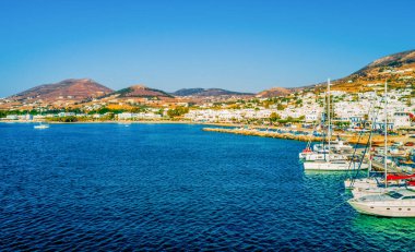 Paros Adası marinasına demirlemiş yelkenliler, hava manzaralı.