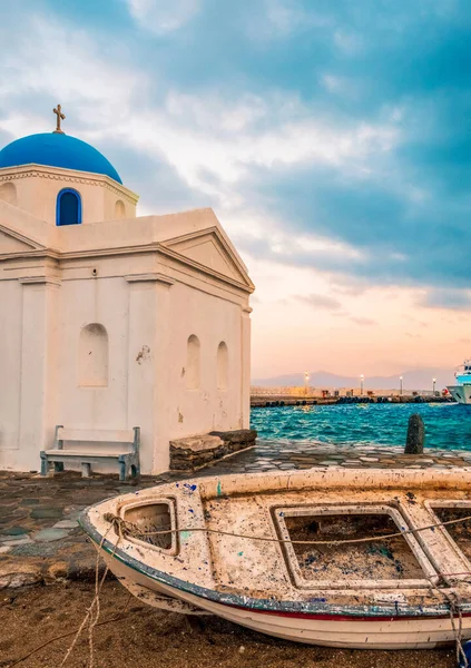 Barco viejo con iglesia griega — Foto de Stock