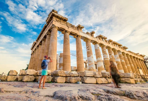 Homályos mozgás a turisták fényképezés Parthenon oszlopok — Stock Fotó
