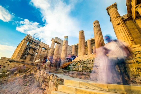 Tömeges turisták közelében romjai Parthenon, mozgás elmosódott — Stock Fotó