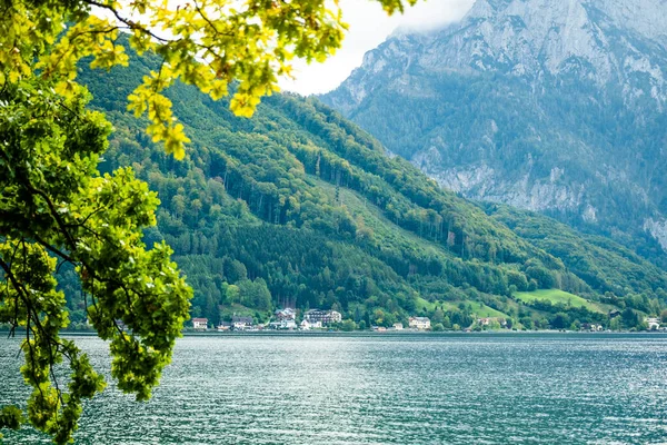 Pohled na Gmunden široké Traunsee jezero — Stock fotografie