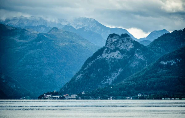 Pohled na Gmunden široké Traunsee jezero — Stock fotografie