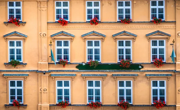 На фасаді з вікнами й квітами в Крамлові. — стокове фото