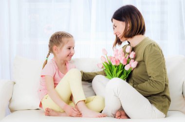 Anne ve kız tatilin tadını çıkarıyor.