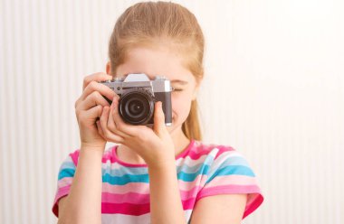 Kız fotoğraf çekiyor.