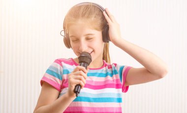 Kız karaoke yapıyor