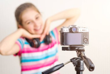 Kız fotoğraflanmış, elleri kenetlenmiş.