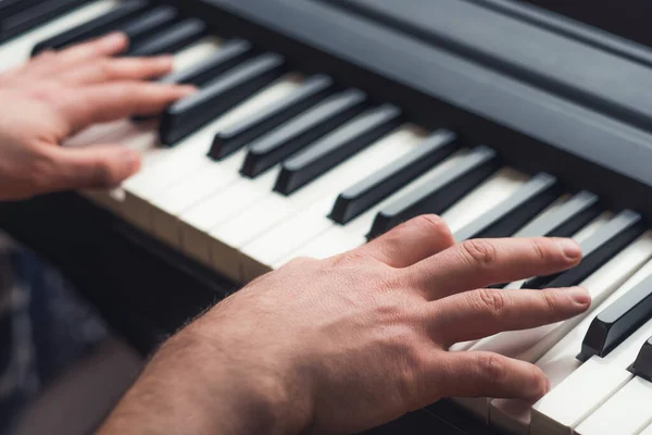 Homem tocando piano — Fotografia de Stock