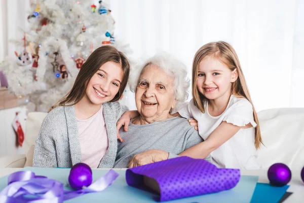 Nietas con la abuela sentados juntos — Foto de Stock