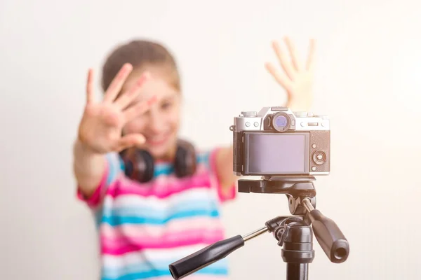 Câmera e menina posando — Fotografia de Stock