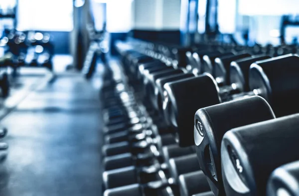 Rows with a set of dumbbells — Stock Photo, Image