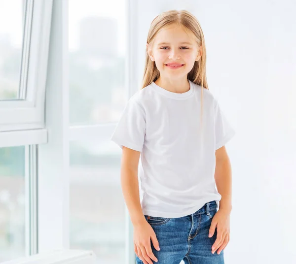 Маленька дівчинка в новому білому одязі — стокове фото