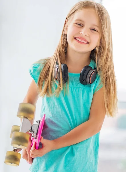 Charmig liten flicka med penny board — Stockfoto