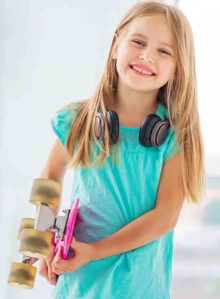 Encantadora niña con tablero de penique — Foto de Stock