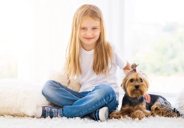 Chica y perro —  Fotos de Stock