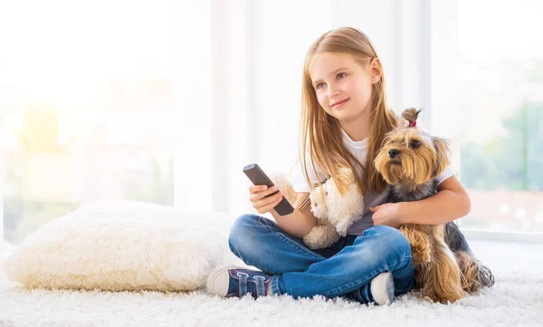 Flicka och hennes följeslagare terrier — Stockfoto