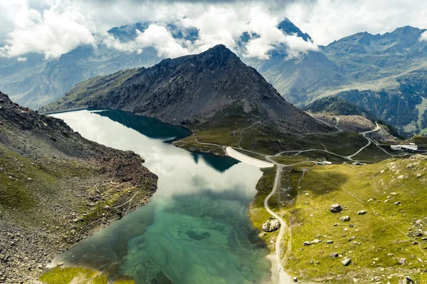 Luftaufnahme des Sees zwischen Bergen — Stockfoto