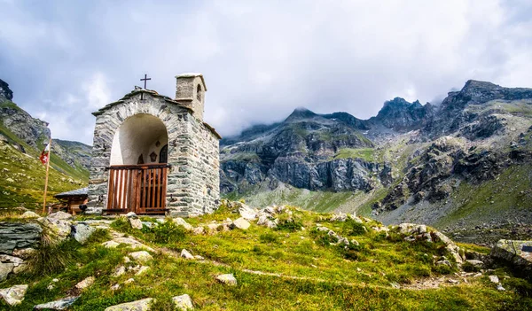Capilla en las montañas alpinas —  Fotos de Stock