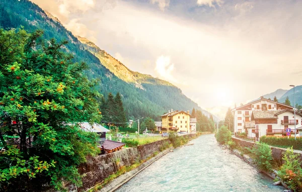 Paisaje de río en ciudad alpina — Foto de Stock