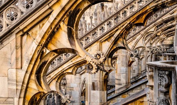 Terasy katedrály Duomo v Miláně — Stock fotografie