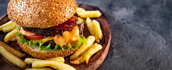 Hambúrguer saboroso fresco com batatas fritas — Fotografia de Stock