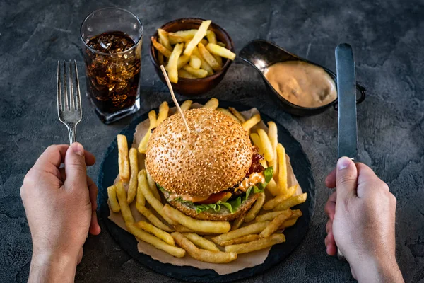 Male hands above burger — Stock Photo, Image