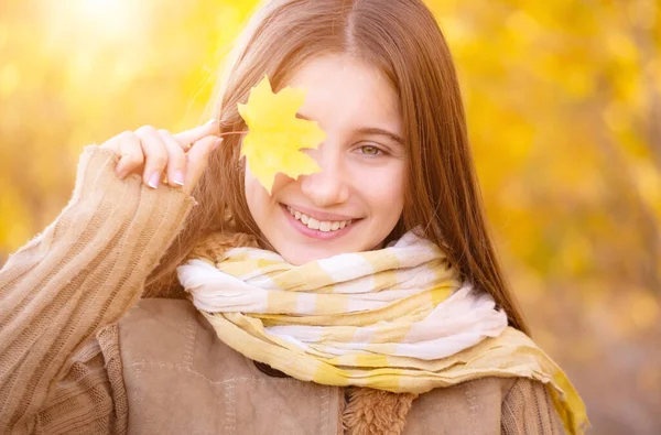 Retrato de niña feliz con hoja amarilla — Foto de Stock