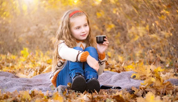 Гарна маленька дівчинка в осінньому парку — стокове фото