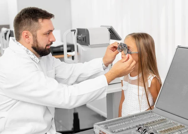 Doctor holding eye equipment — Stock Photo, Image